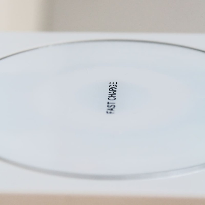 Detalle cargador Aplique LED Rob 5W+3W USB y cargador wireless