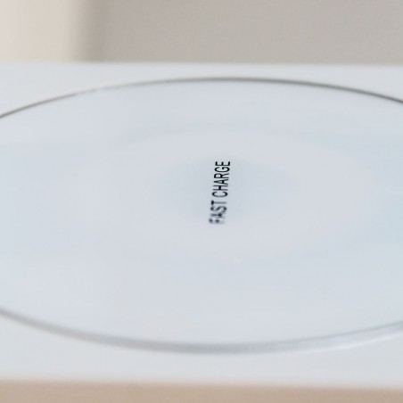 Detalle cargador Aplique LED Rob 5W+3W USB y cargador wireless