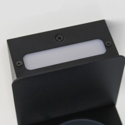 Detalle punto de luz fijo del Aplique LED Rob2 5W+3W USB y cargador wireless