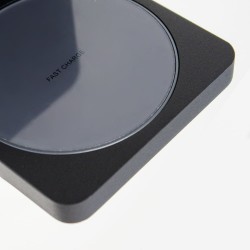 Detalle cargador con Aplique LED Rob2 5W+3W USB y cargador wireless