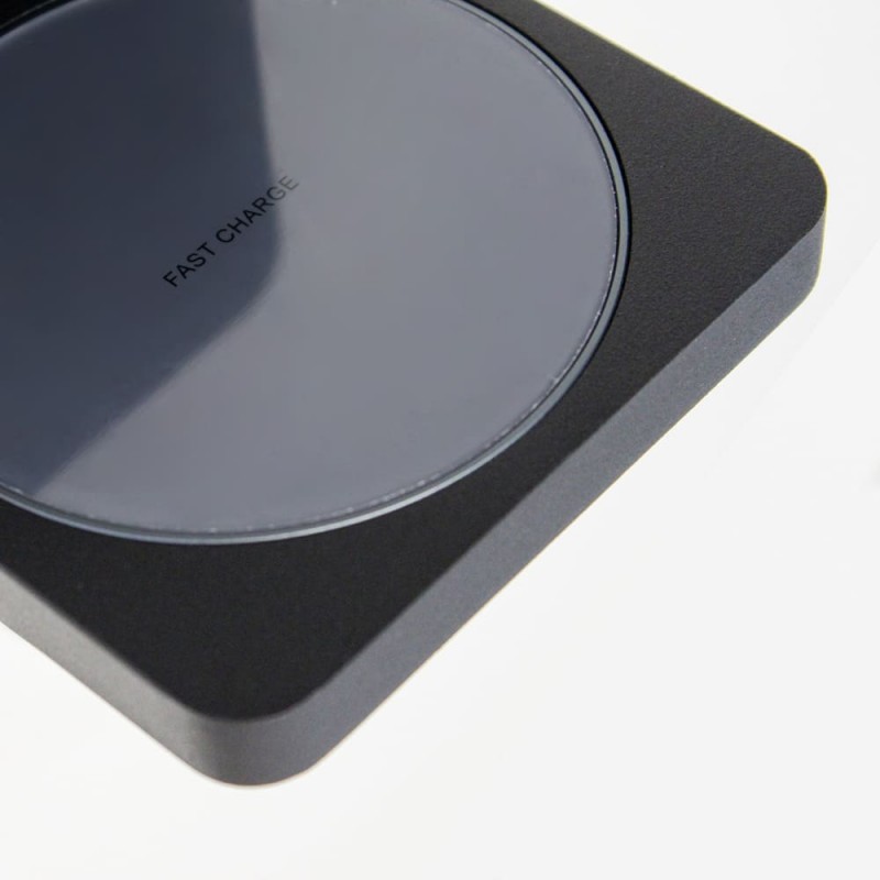 Detalle cargador con Aplique LED Rob2 5W+3W USB y cargador wireless