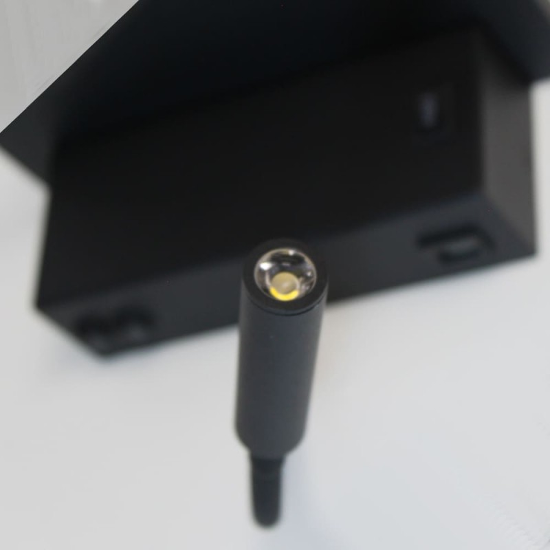 Detalle punto de luz móvil Aplique LED Rob2 5W+3W USB y cargador wireless