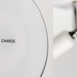 Detalle cargador Aplique LED Rob 5W+3W USB y cargador wireless