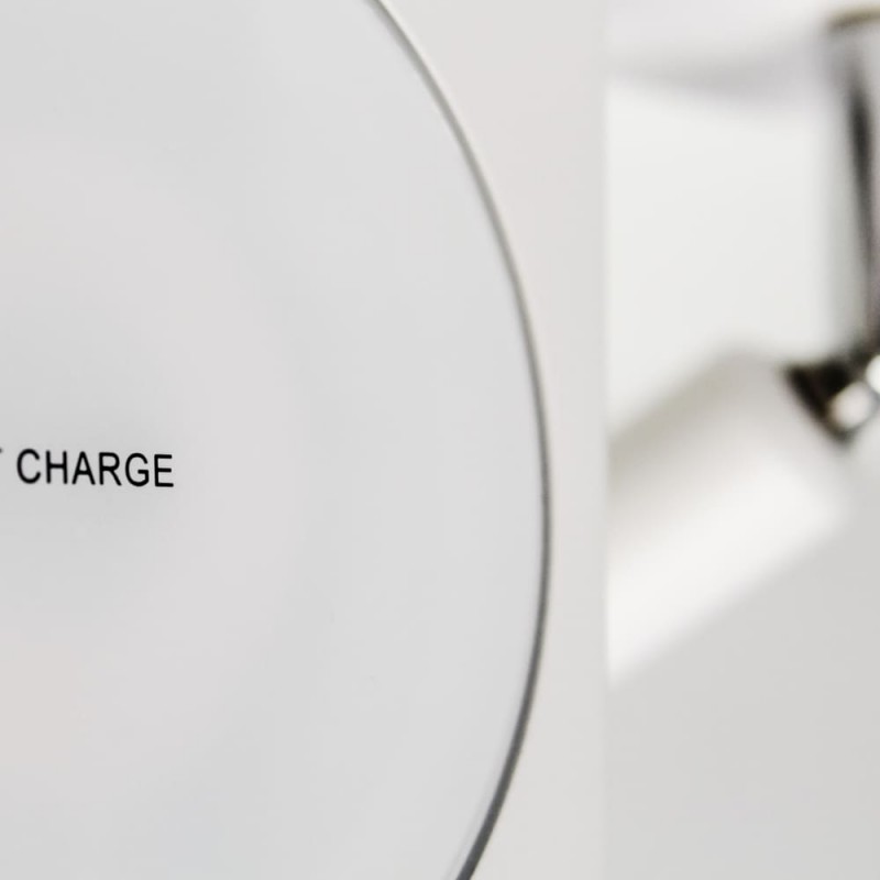 Detalle cargador Aplique LED Rob 5W+3W USB y cargador wireless