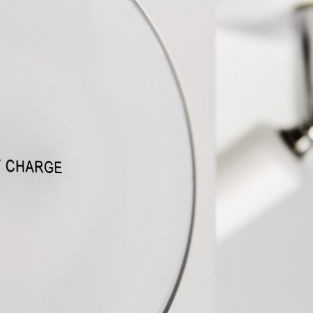 Detalle cargador Aplique LED Rob 5W+3W USB y cargador wireless