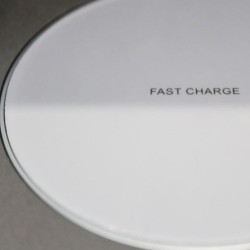 Detalle cargador Aplique LED Rob2 5W+3W USB y cargador wireless