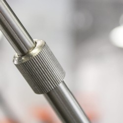 Lámpara de pie Noova níquel 1xE27