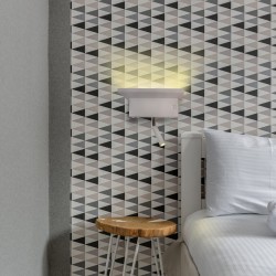 Dormitorio decorado con el Aplique LED Rob 5W+3W USB y cargador wireless con doble encendido