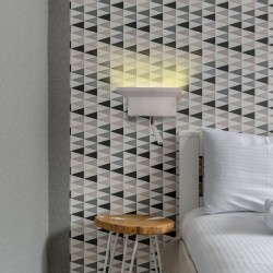 Dormitorio decorado con el Aplique LED Rob 5W+3W USB y cargador wireless con la luz principal encendida