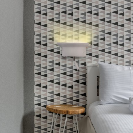 Dormitorio decorado con el Aplique LED Rob 5W+3W USB y cargador wireless con la luz principal encendida