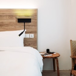 Dormitorio acogedor decorado con Aplique LED de Madera Bach 5W+3W con USB