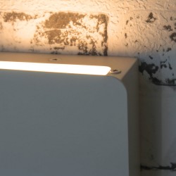 Aplique LED Rob 5W+3W USB y cargador wireless luz principal encendida