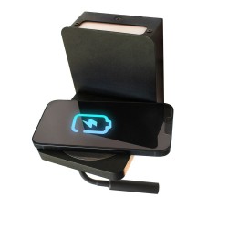 Móvil cargándose con el Aplique LED Rob2 5W+3W USB y cargador wireless