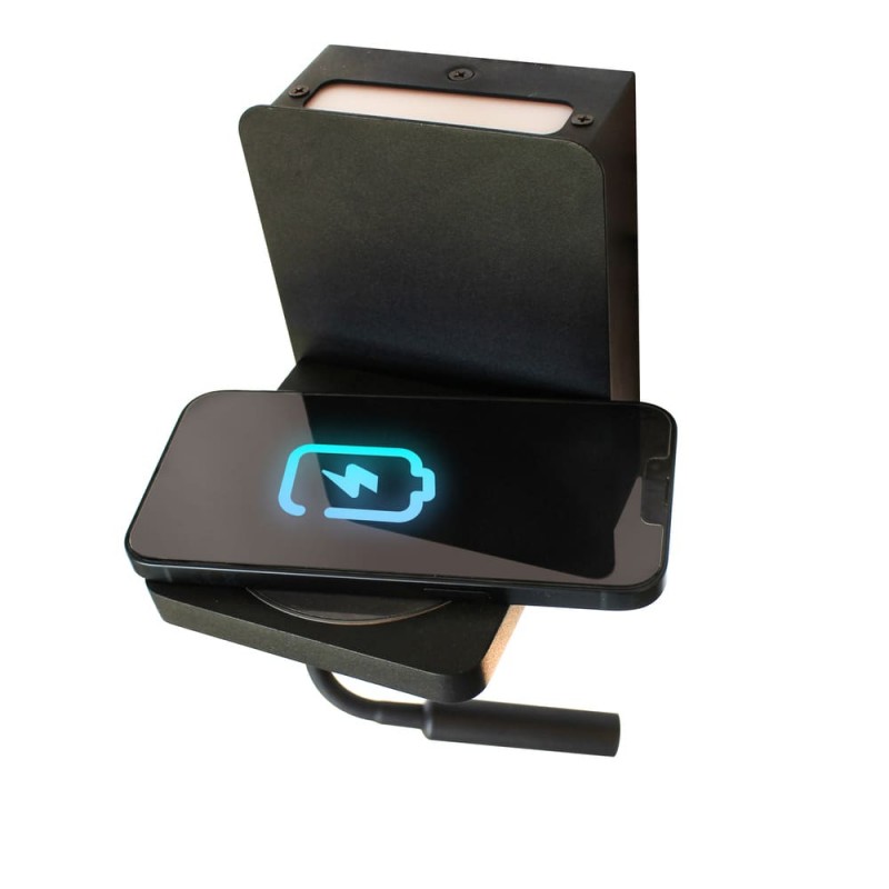 Móvil cargándose con el Aplique LED Rob2 5W+3W USB y cargador wireless