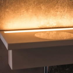 Luz principal del Aplique LED Rob 5W+3W USB y cargador wireless encendida