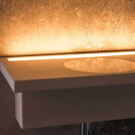 Luz principal del Aplique LED Rob 5W+3W USB y cargador wireless encendida