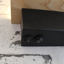 Detalle de los botones de encendido del Aplique LED de Madera Bach 5W+3W con USB