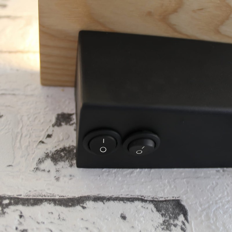 Detalle de los botones de encendido del Aplique LED de Madera Bach 5W+3W con USB