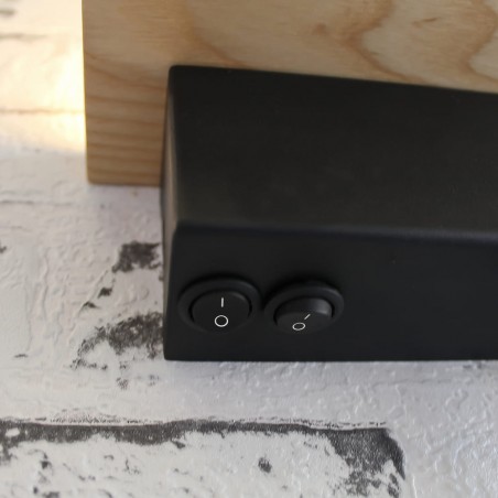 Detalle de los botones de encendido del Aplique LED de Madera Bach 5W+3W con USB