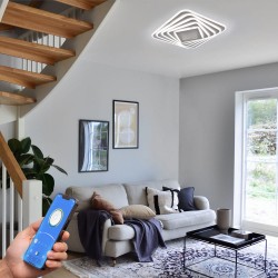 Salón decorado con Plafón Smart Mei 3D 135W 3CCT regulable encendido con luz neutra y controlado desde un teléfono móvil