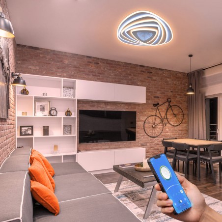 Salón decorado con el Plafón Smart Mei 3D 115W 3CCT regulable encendido con luz combinada en tono cálido