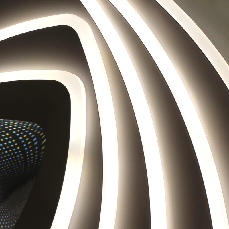 Detalle del Plafón Smart Mei 3D 115W 3CCT regulable encendido con luz neutra