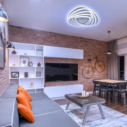 Salón decorado con el Plafón Smart Mei 3D 115W 3CCT regulable encendido con luz combinada en tono frío