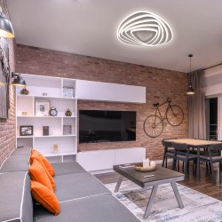 Salón decorado con el Plafón Smart Mei 3D 115W 3CCT regulable encendido con luz neutra