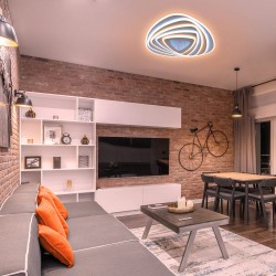 Salón decorado con el Plafón Smart Mei 3D 115W 3CCT regulable encendido con luz combinada en tono cálido