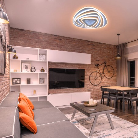 Salón decorado con el Plafón Smart Mei 3D 115W 3CCT regulable encendido con luz combinada en tono cálido
