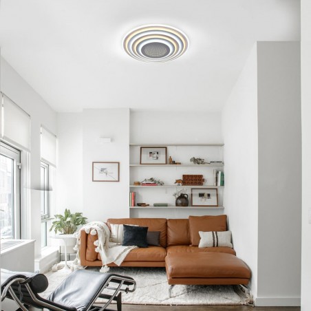 Salón decorado con el Plafón Smart Mei 3D 125W 3CCT regulable endendido con luz neutra