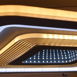 Detalle del Plafón Smart Otie 3D 90W 3CCT regulable encendido con luz combinada en tono cálido