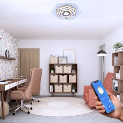 Sala de estar decorada con el Plafón Smart Ara encendido y controlado por móvil y  con iluminación combinada en tono de luz fría