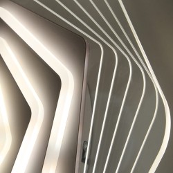 Detalle del  Plafón Smart Ara 90W 3CCT regulable encendido con iluminación combinada en tono de luz neutra