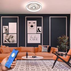 Salón decorado con Plafón Smart Saren encendido con iluminación combinada con  tono de luz neutro