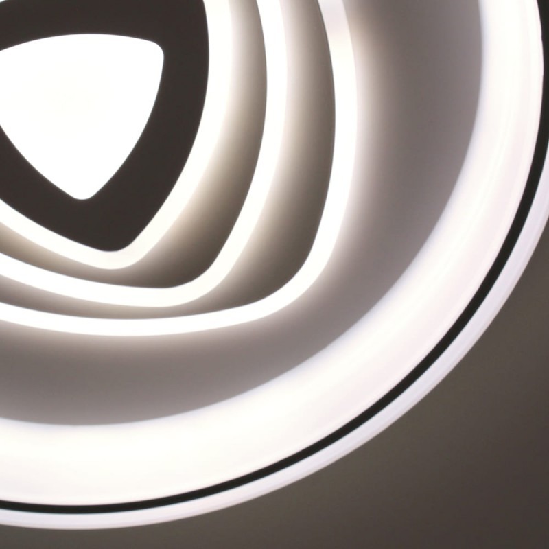 Detalle del Plafón Smart Saren 110W 3CCT regulable encendido con iluminación combinada en tono de luz neutra