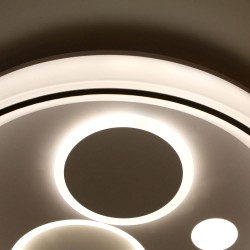 Detalle del Plafón Smart Rus 85W 3CCT regulable encendido con    iluminación combinada con tono de luz neutra