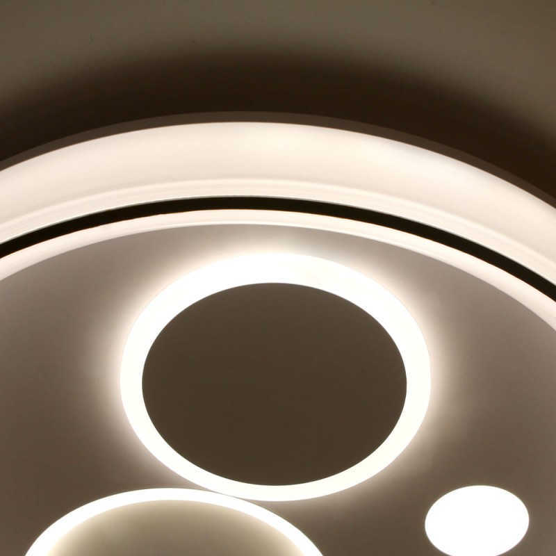 Detalle del Plafón Smart Rus 85W 3CCT regulable encendido con    iluminación combinada con tono de luz neutra