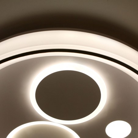 Detalle del Plafón Smart Rus 85W 3CCT regulable encendido con    iluminación combinada con tono de luz neutra