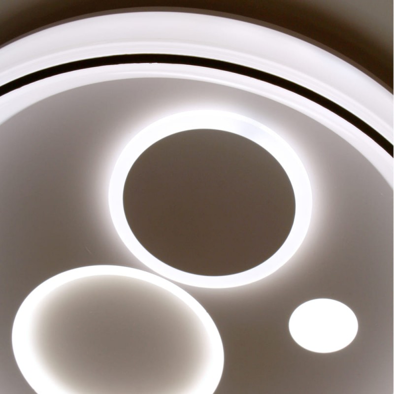 Detalle del Plafón Smart Rus 85W 3CCT regulable encendido con    iluminación combinada con tono de luz neutra