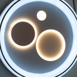 Detalle del Plafón Smart Rus 85W 3CCT regulable encendido con    iluminación combinada con tono de luz fría