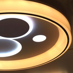 Detalle del Plafón Smart Rus 85W 3CCT regulable encendido con    iluminación combinada con tono de luz cálida