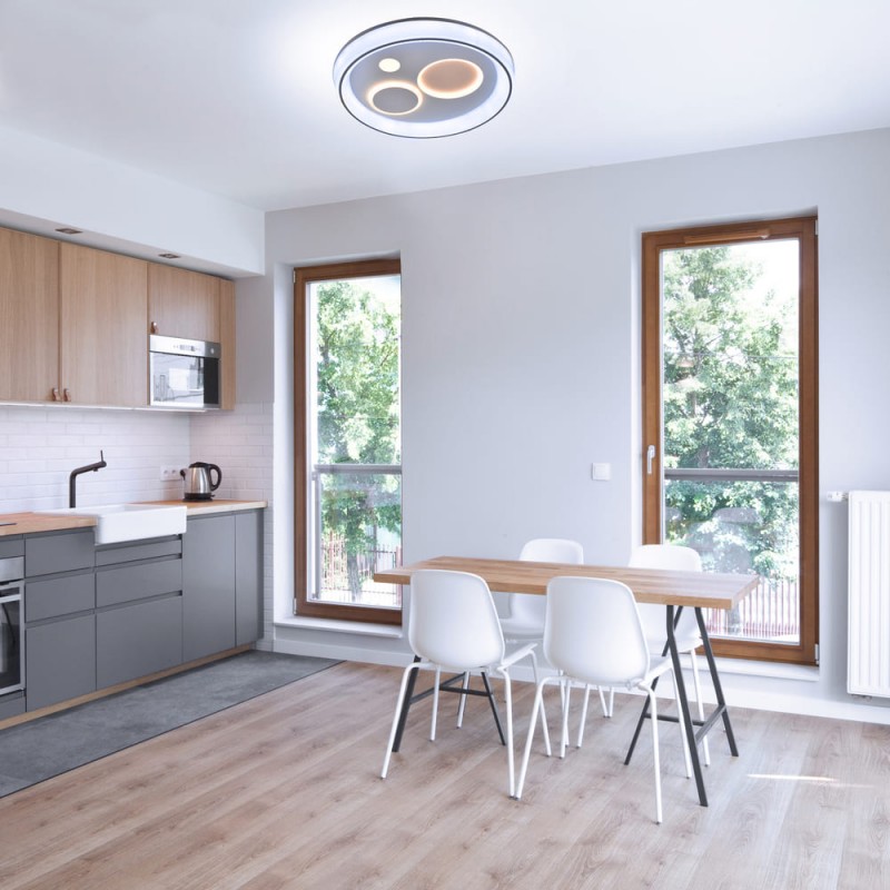 Cocina - comedor decorada con el Plafón Smart Rus encendido con iluminación combinada en tono de luz frío