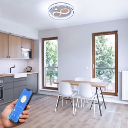 Cocina - comedor decorada con el Plafón Smart Rus encendido y controlado por móvil con iluminación combinada en tono de luz fría