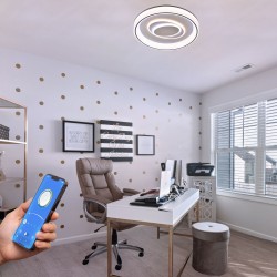 Habitación infantil decorada con Plafón Smart Ryad 85W 3CCT regulable encendido en tono neutro y controlado desde un móvil