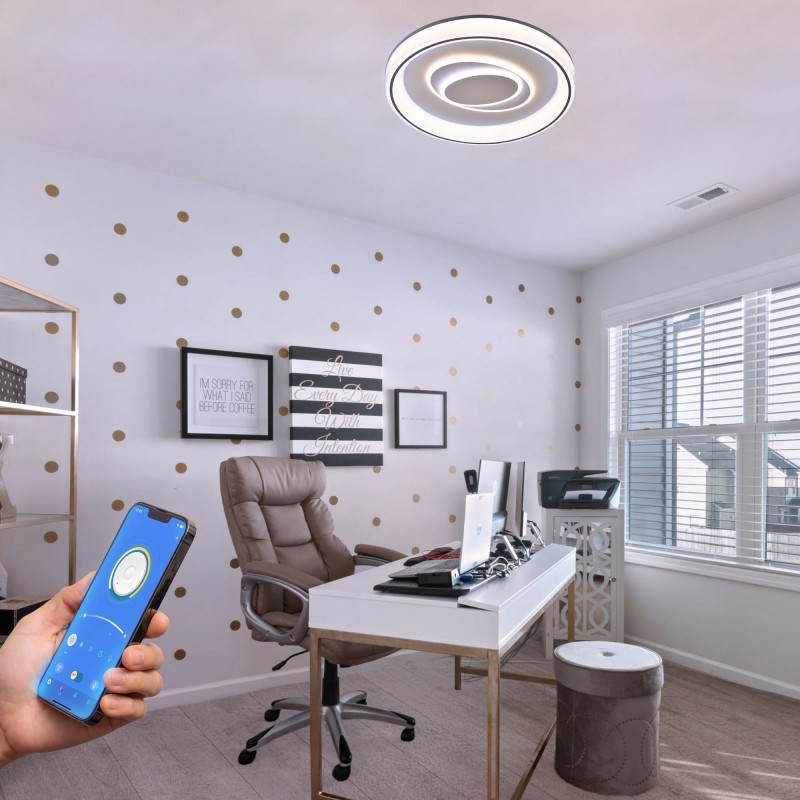 Habitación infantil decorada con Plafón Smart Ryad 85W 3CCT regulable encendido en tono neutro y controlado desde un móvil