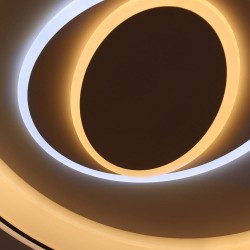 Detalle del Plafón Smart Ryad 85W 3CCT regulable encendido con iluminación combinada en tono de luz cálido