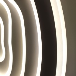 Detalle del Plafón Smart Cloud encendido con luz combinada de tono neutro