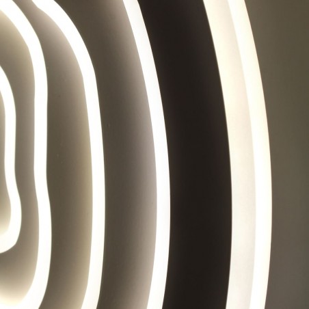 Detalle del Plafón Smart Cloud encendido con luz combinada de tono neutro