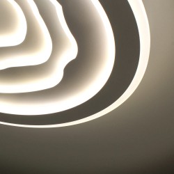 Detalle del Plafón Smart Cloud encendido con luz combinada de tono neutro